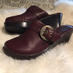 Dark fawn brown leather clogs from Børn, size 11